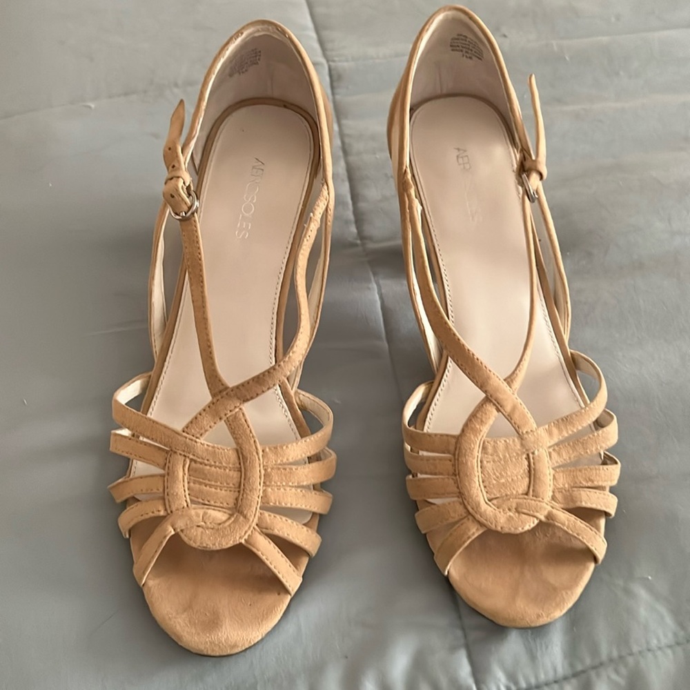 Aerosoles beige suede heels with peep toes sz 7.5 in good condition
